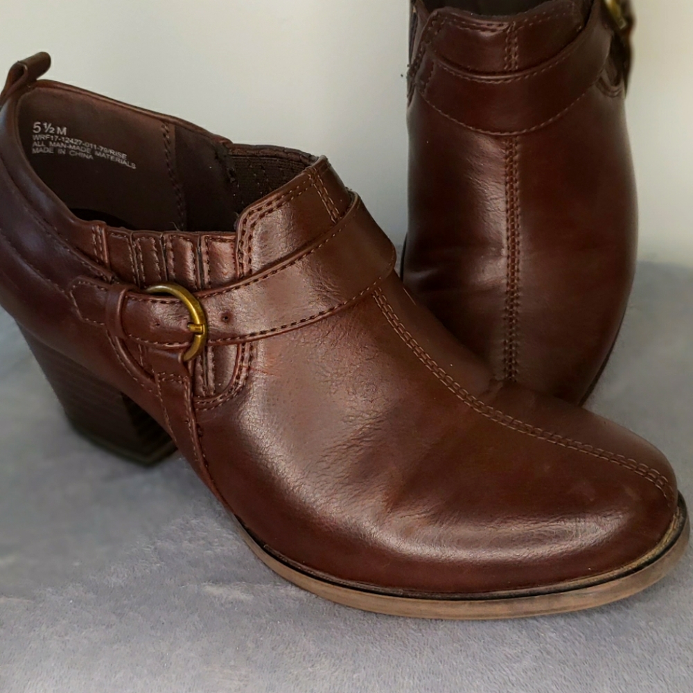 5.5M Brown Baretraps ankle boots